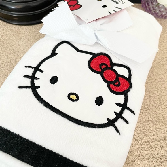 NWT Set of 2 HELLO KITTY Hand Towels - Picture 3 of 5
